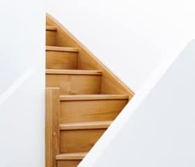 Photographie d'un escalier en bois