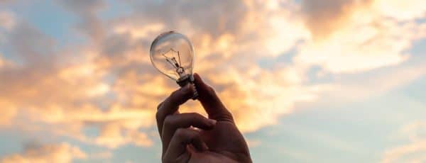 Image montrant une ampoule, faisant référence aux idées, avec comme toile de fond un ciel bleu.