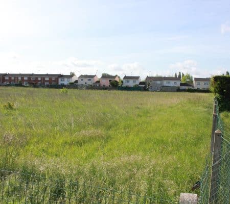 Vue depuis des parcelles à vendre, situées à Petite Synthe. Terrain à construire.